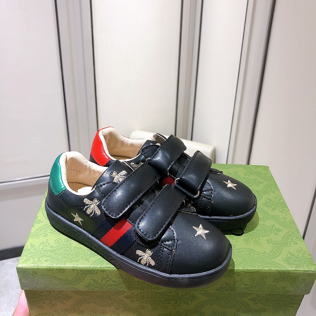 Children's shoes child